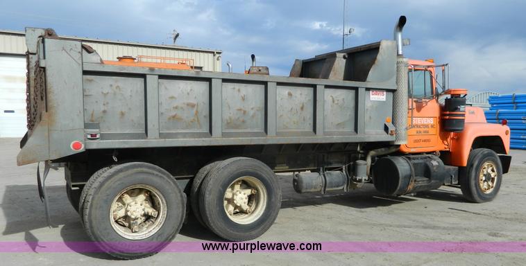 image for item L7292 1988 Mack R690ST dump truck