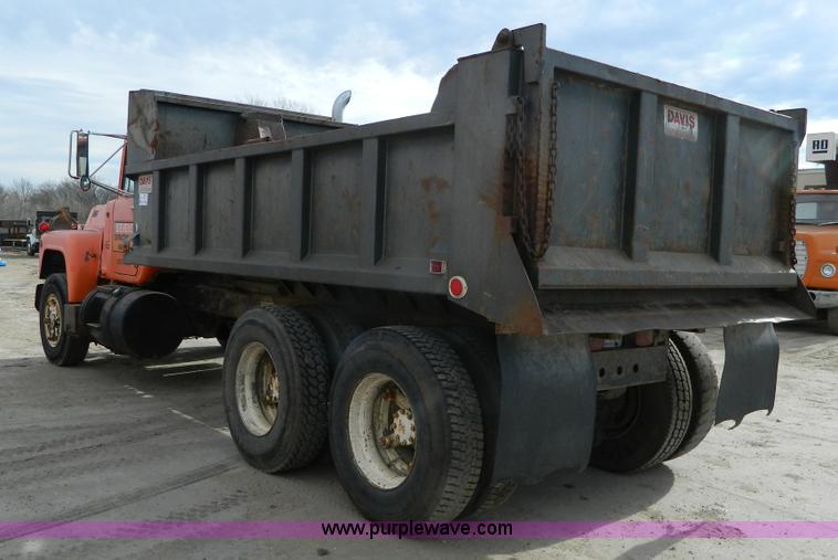 image for item L7292 1988 Mack R690ST dump truck