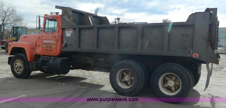 image for item L7292 1988 Mack R690ST dump truck