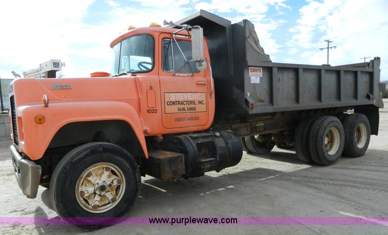 image for item L7292 1988 Mack R690ST dump truck