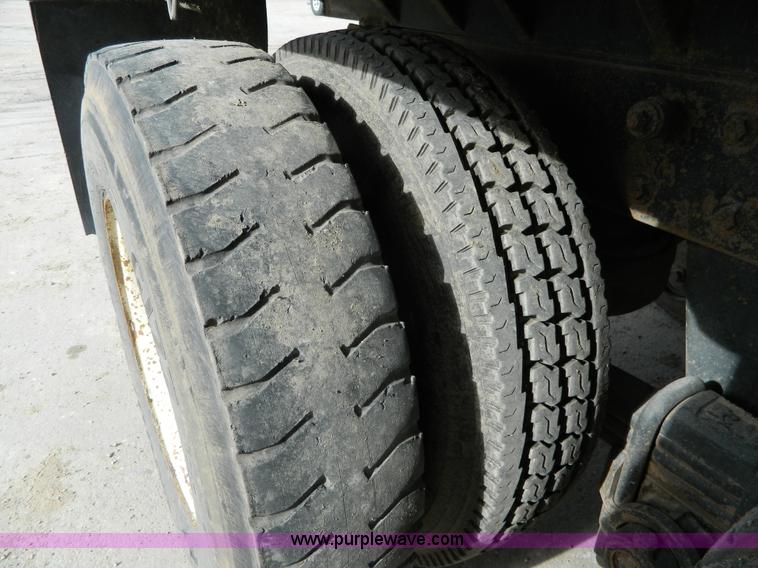 image for item L7292 1988 Mack R690ST dump truck