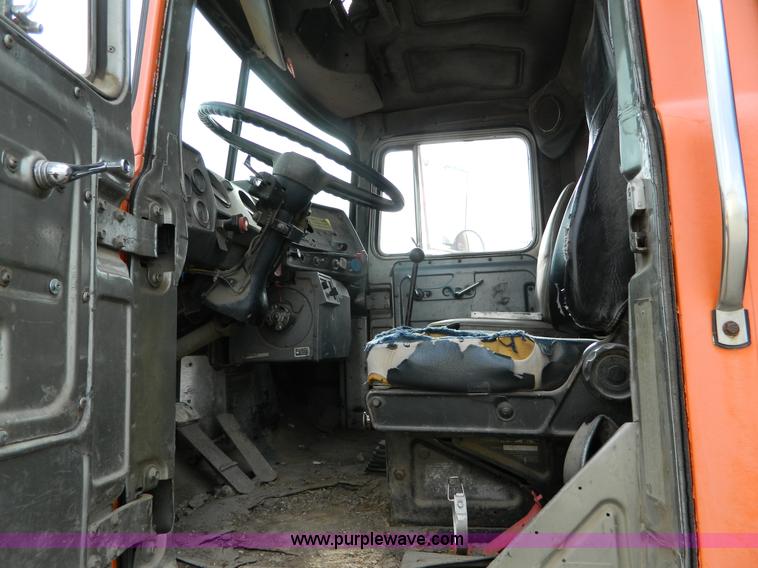 image for item L7292 1988 Mack R690ST dump truck