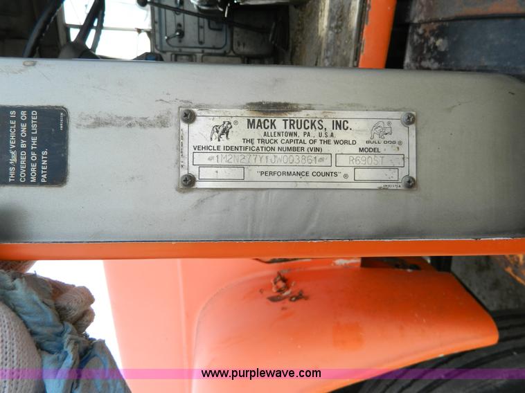 image for item L7292 1988 Mack R690ST dump truck