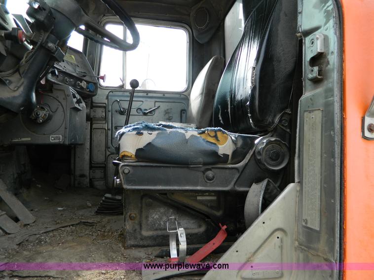 image for item L7292 1988 Mack R690ST dump truck