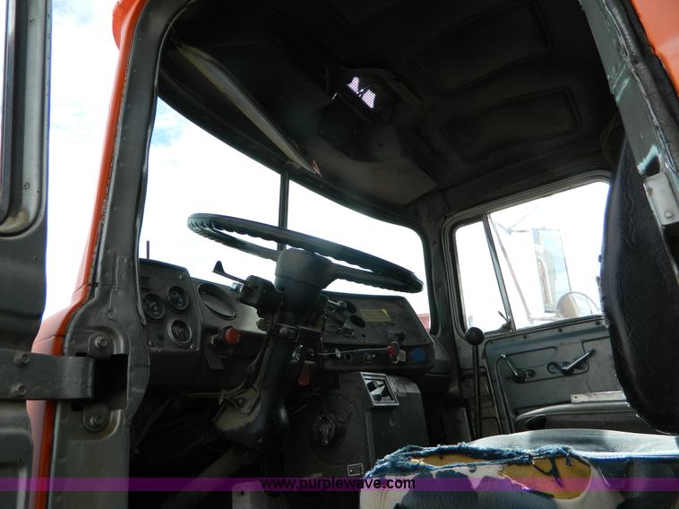 image for item L7292 1988 Mack R690ST dump truck