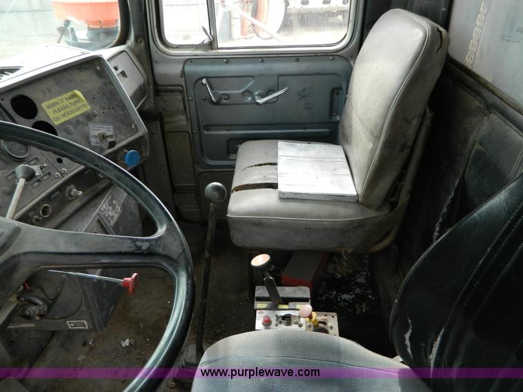 image for item L7292 1988 Mack R690ST dump truck