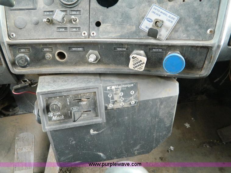 image for item L7292 1988 Mack R690ST dump truck