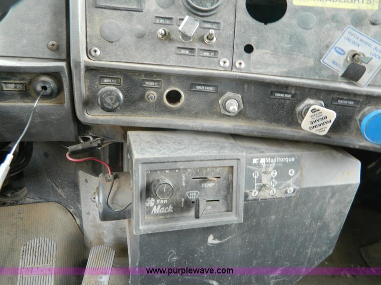 image for item L7292 1988 Mack R690ST dump truck