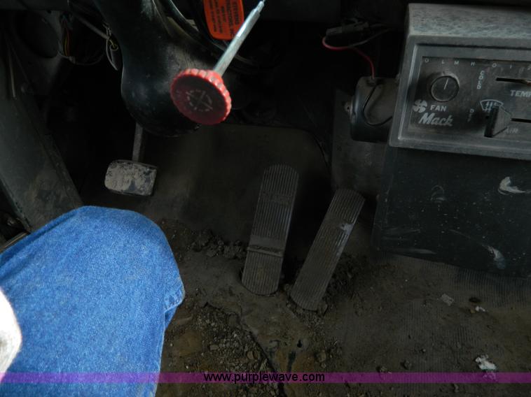 image for item L7292 1988 Mack R690ST dump truck