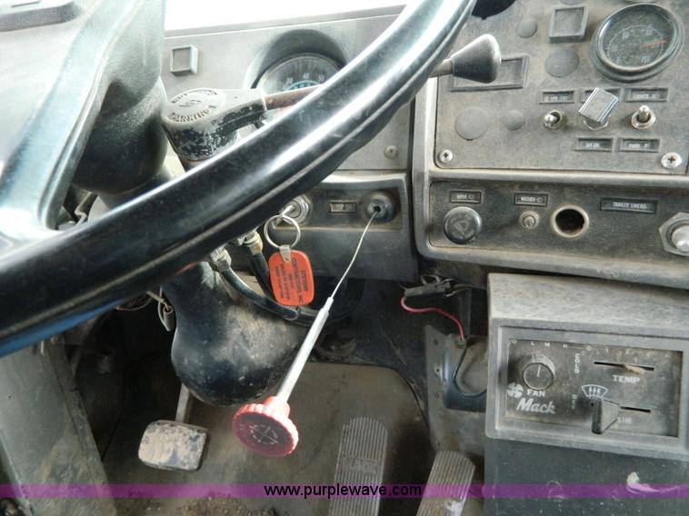 image for item L7292 1988 Mack R690ST dump truck