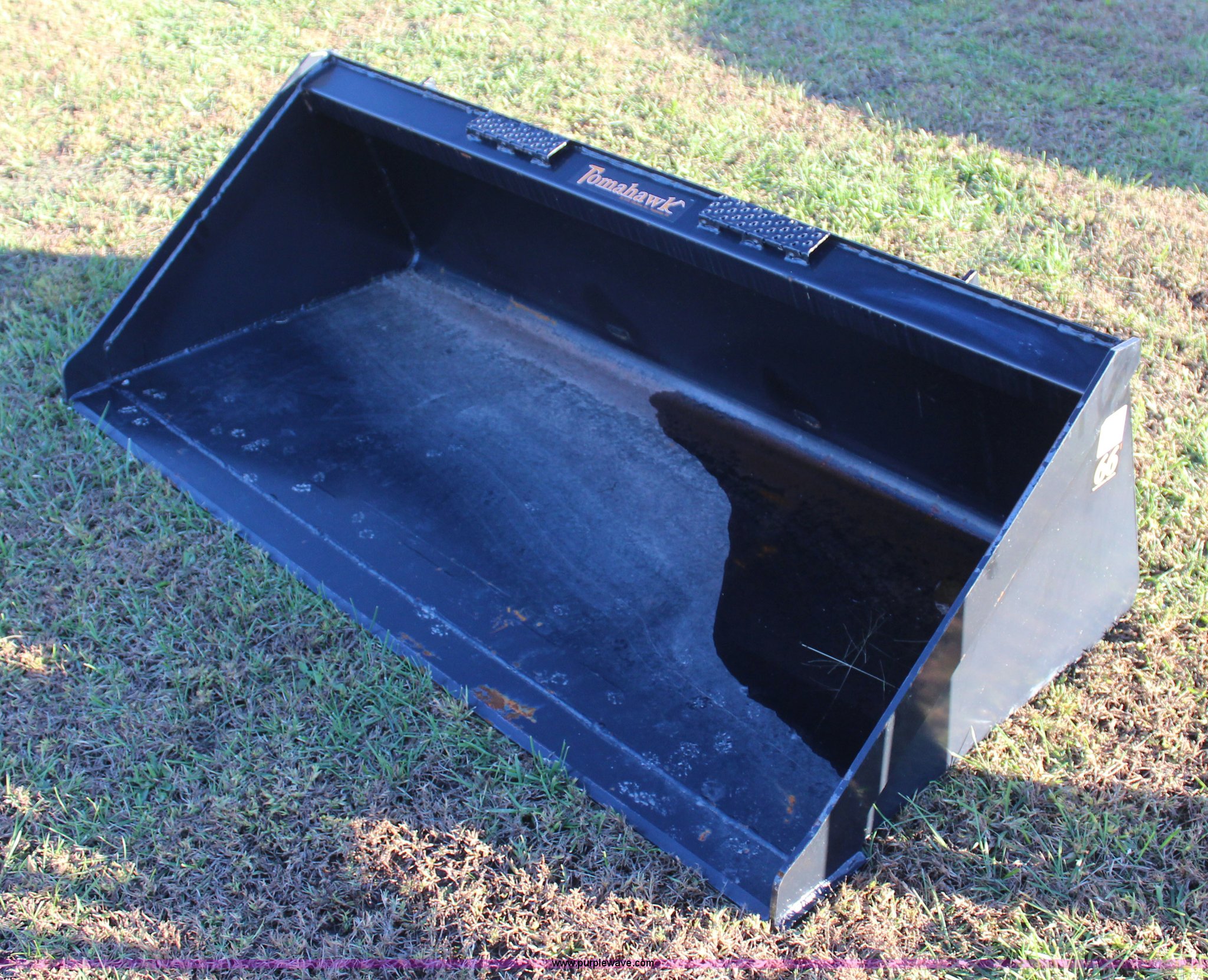 Tomahawk skid steer bucket in Mounds, OK Item J7732 sold Purple Wave