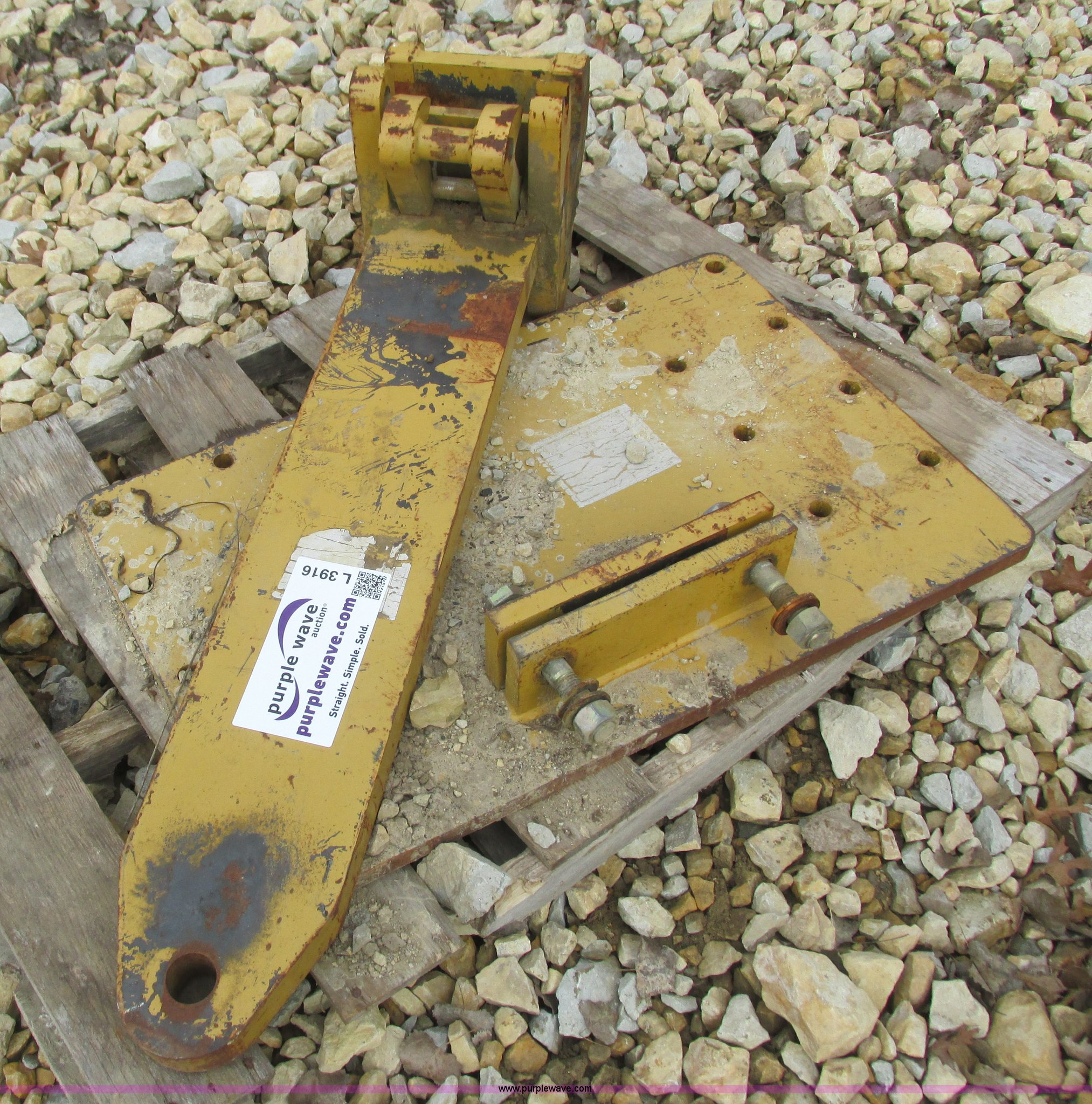 Scraper hitch in Goodhue, MN Item L3916 sold Purple Wave