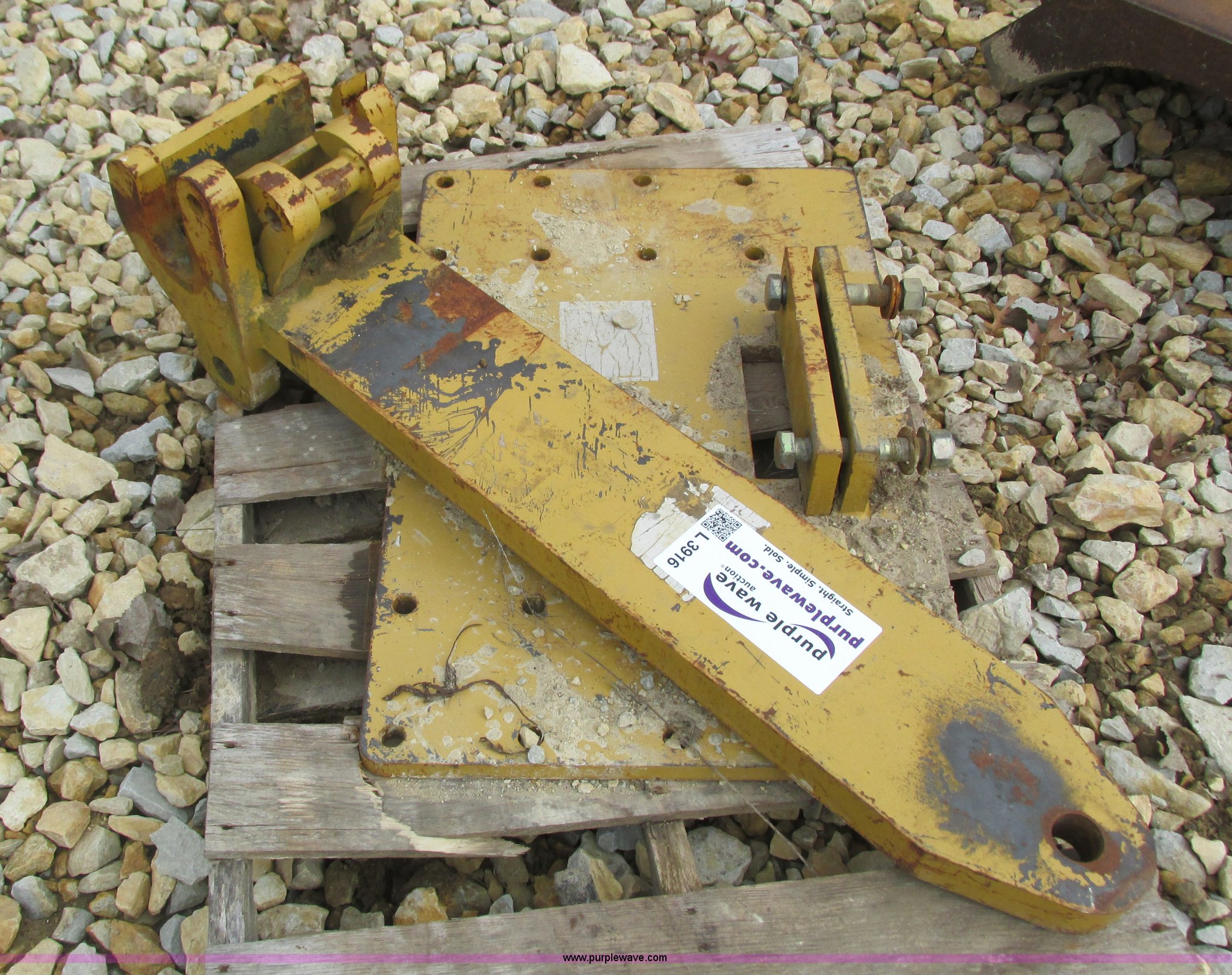 Scraper hitch in Goodhue, MN Item L3916 sold Purple Wave