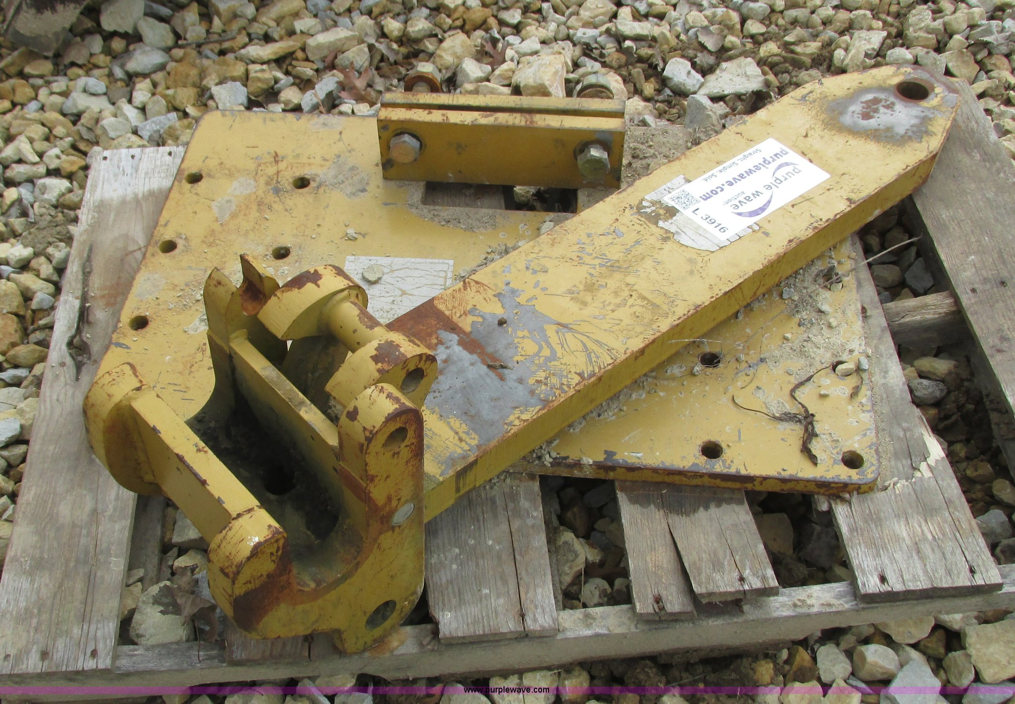 Scraper hitch in Goodhue, MN Item L3916 sold Purple Wave