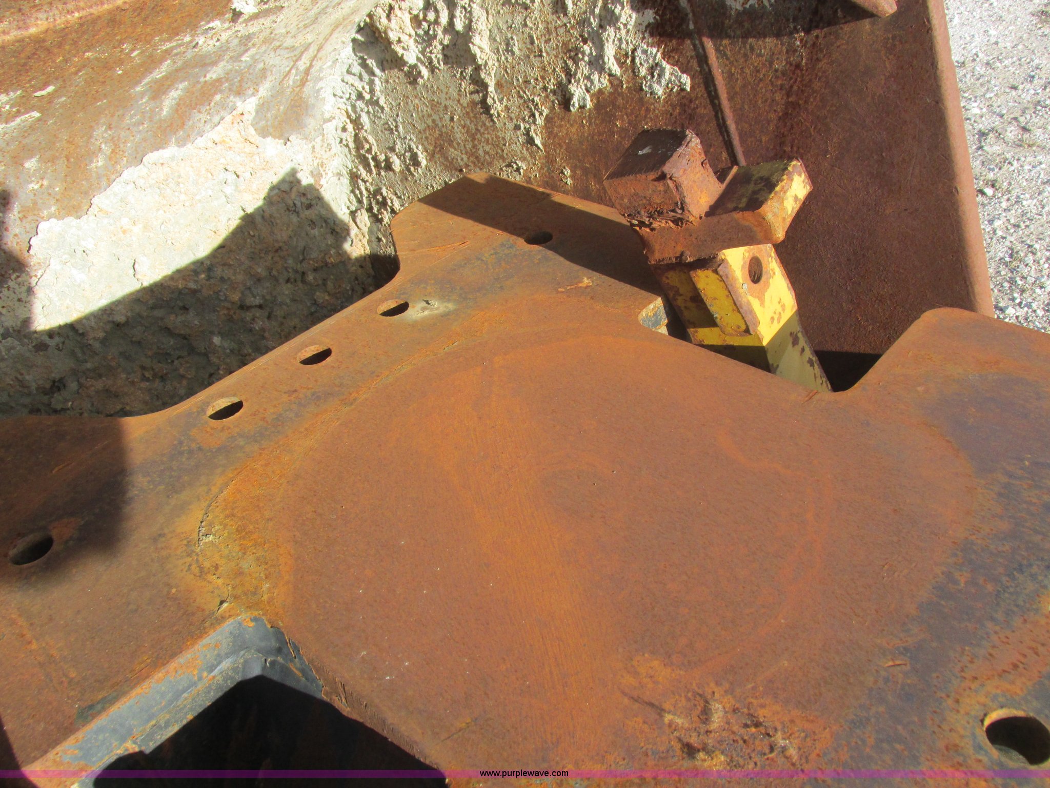 Caterpillar excavator bucket and quick attach in Columbia, MO Item