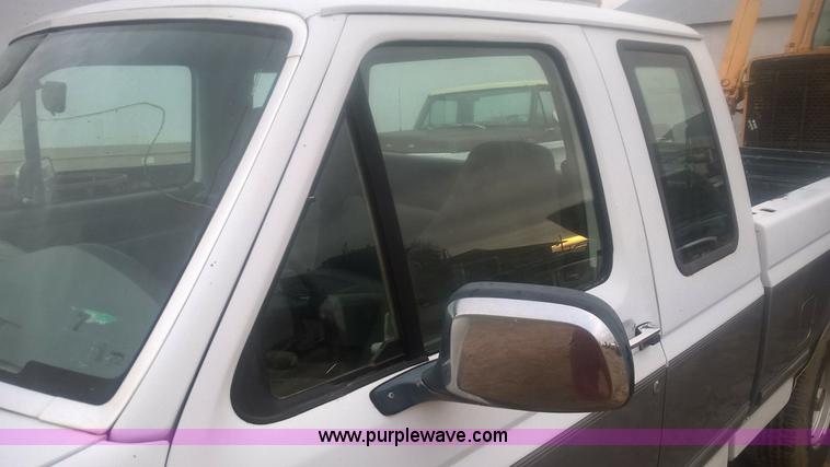 image for item AW9356 1994 Ford F150 XLT SuperCab pickup truck