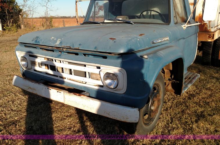 image for item BR9435 1961 Ford F600 grain truck