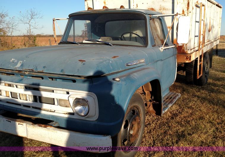 image for item BR9435 1961 Ford F600 grain truck