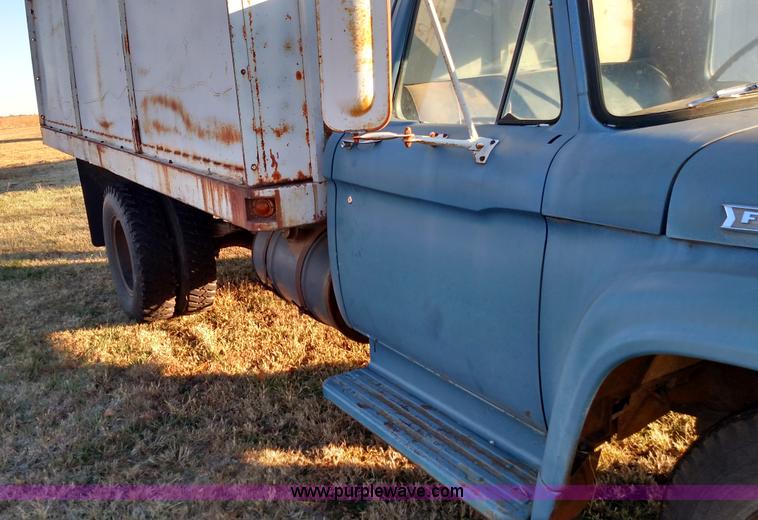 image for item BR9435 1961 Ford F600 grain truck