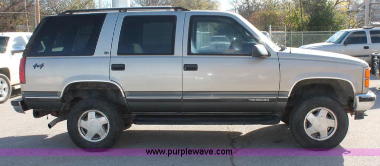 image for item H8039 1999 GMC Yukon SLE SUV