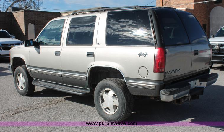 image for item H8039 1999 GMC Yukon SLE SUV