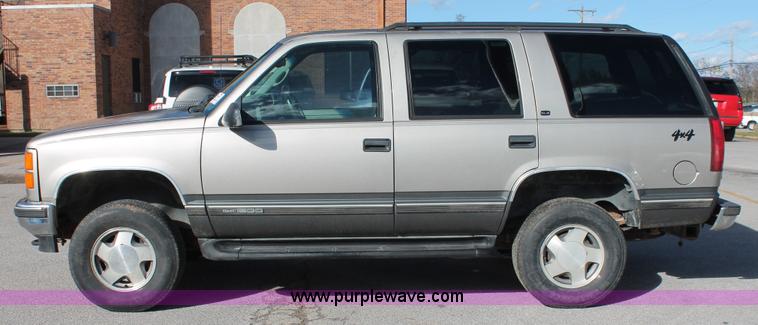 image for item H8039 1999 GMC Yukon SLE SUV