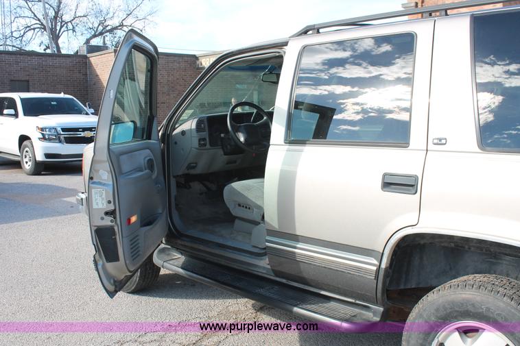 image for item H8039 1999 GMC Yukon SLE SUV