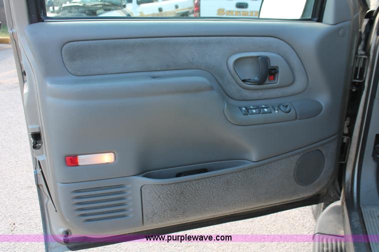 image for item H8039 1999 GMC Yukon SLE SUV