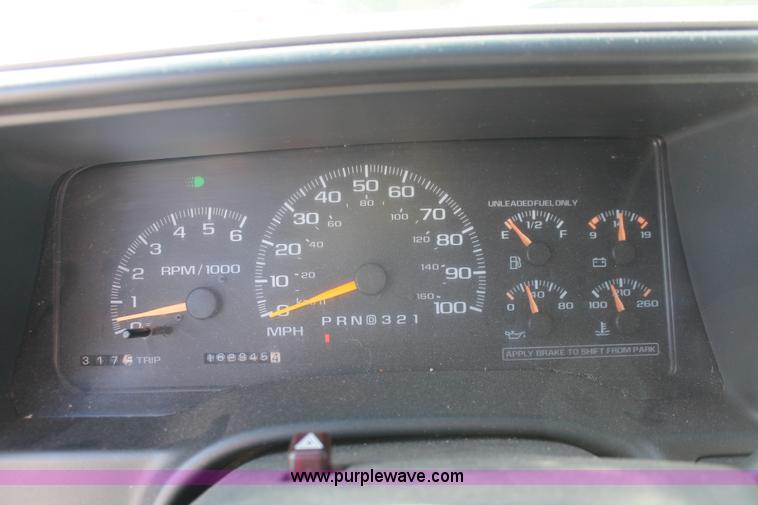 image for item H8039 1999 GMC Yukon SLE SUV