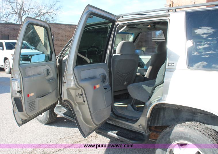image for item H8039 1999 GMC Yukon SLE SUV