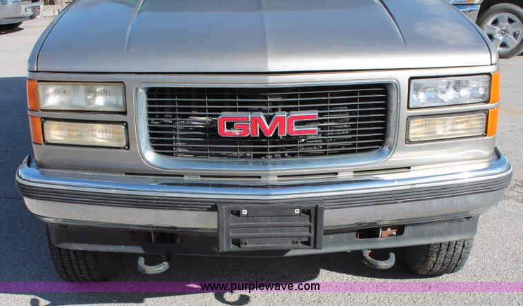 image for item H8039 1999 GMC Yukon SLE SUV