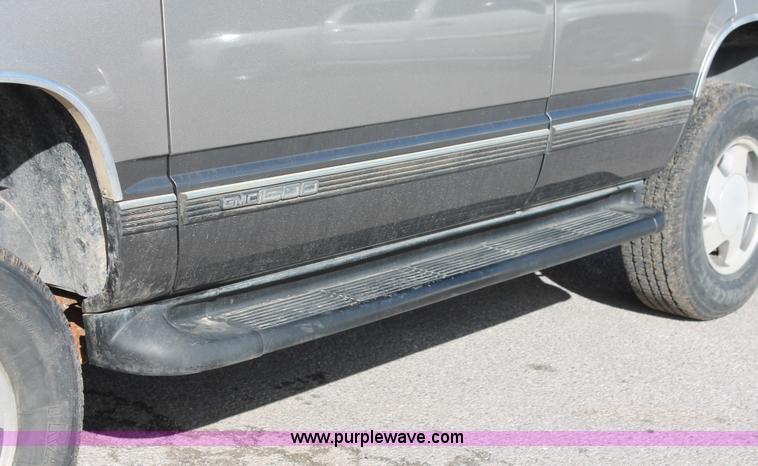 image for item H8039 1999 GMC Yukon SLE SUV