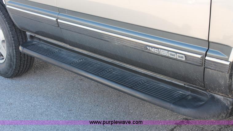 image for item H8039 1999 GMC Yukon SLE SUV