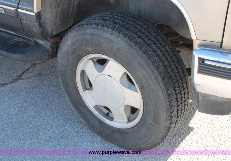 image for item H8039 1999 GMC Yukon SLE SUV