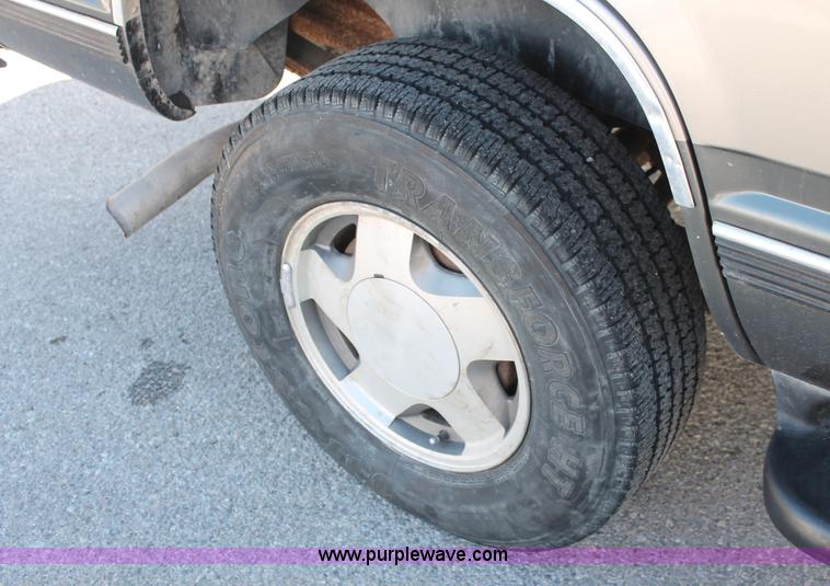 image for item H8039 1999 GMC Yukon SLE SUV