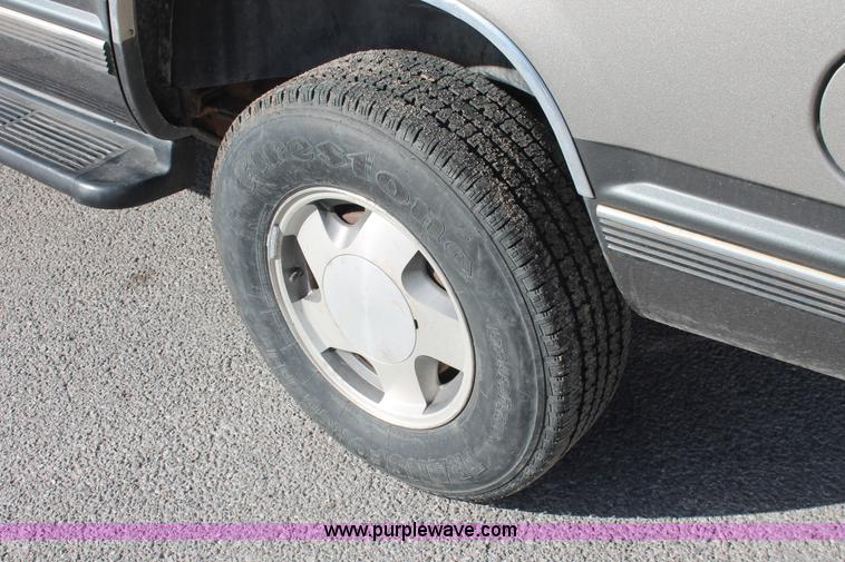 image for item H8039 1999 GMC Yukon SLE SUV