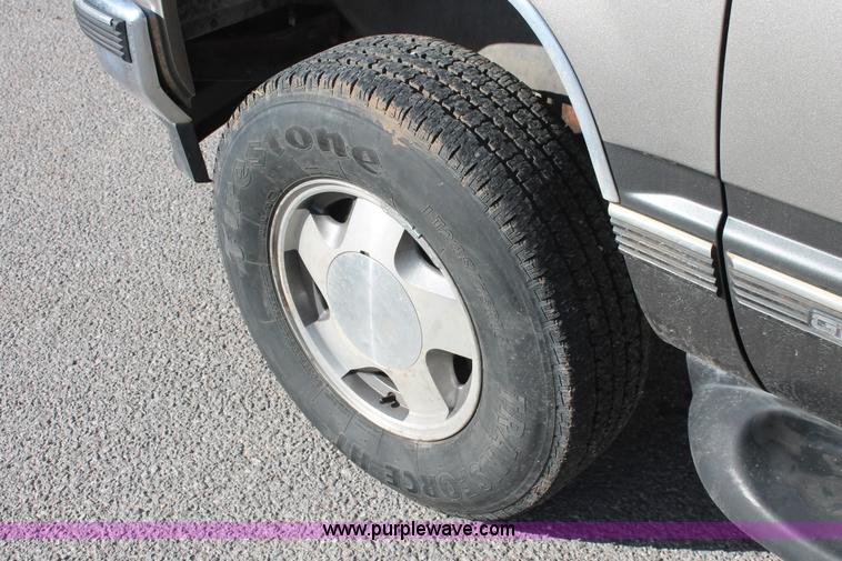 image for item H8039 1999 GMC Yukon SLE SUV