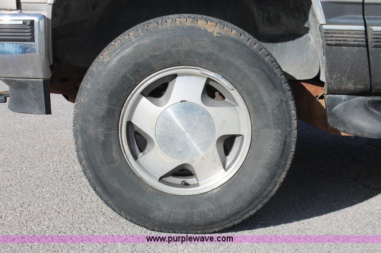 image for item H8039 1999 GMC Yukon SLE SUV