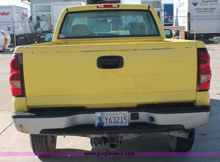 image for item H8084 2006 Chevrolet Silverado 2500HD pickup truck