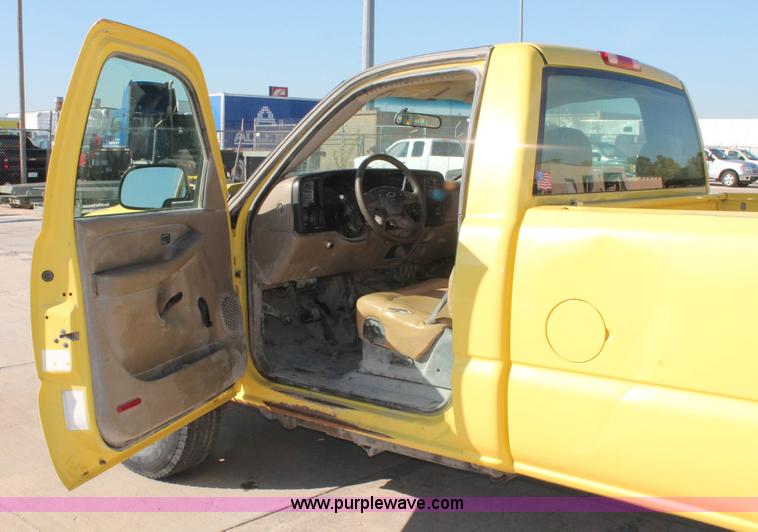 image for item H8084 2006 Chevrolet Silverado 2500HD pickup truck