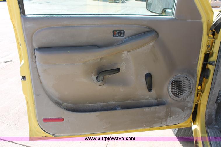 image for item H8084 2006 Chevrolet Silverado 2500HD pickup truck