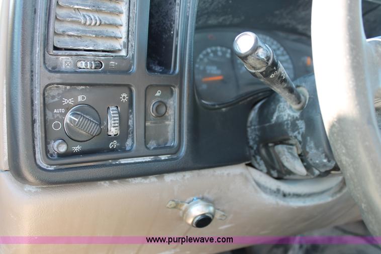 image for item H8084 2006 Chevrolet Silverado 2500HD pickup truck