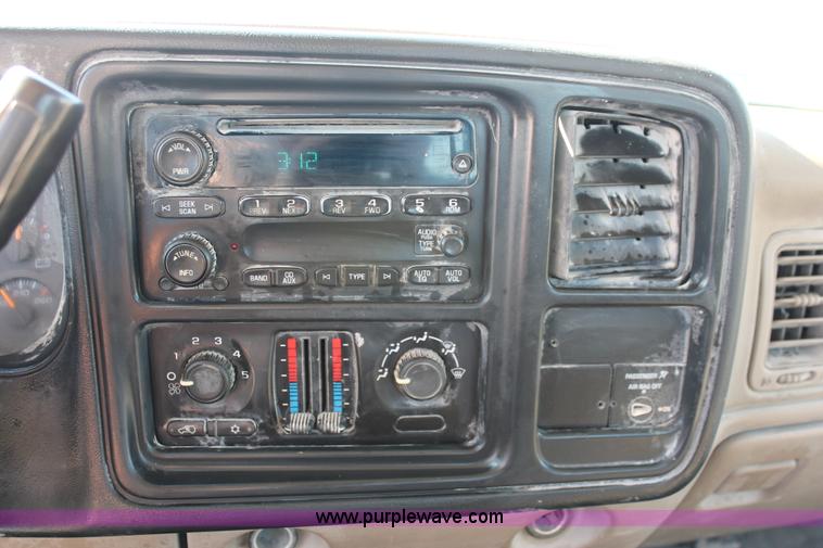 image for item H8084 2006 Chevrolet Silverado 2500HD pickup truck