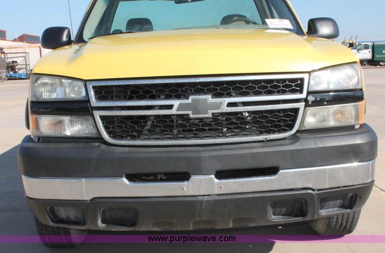 image for item H8084 2006 Chevrolet Silverado 2500HD pickup truck