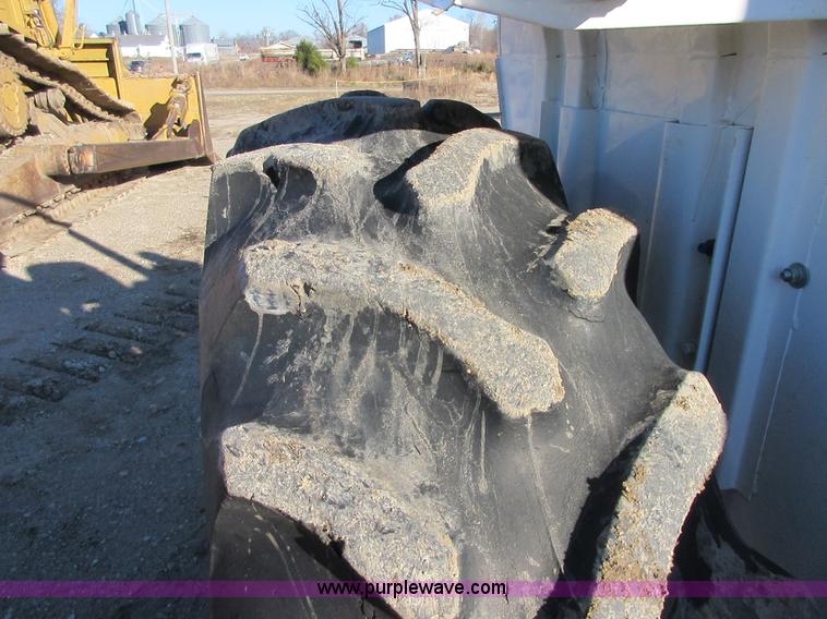 image for item I1833 1988 Ford 5900 tractor