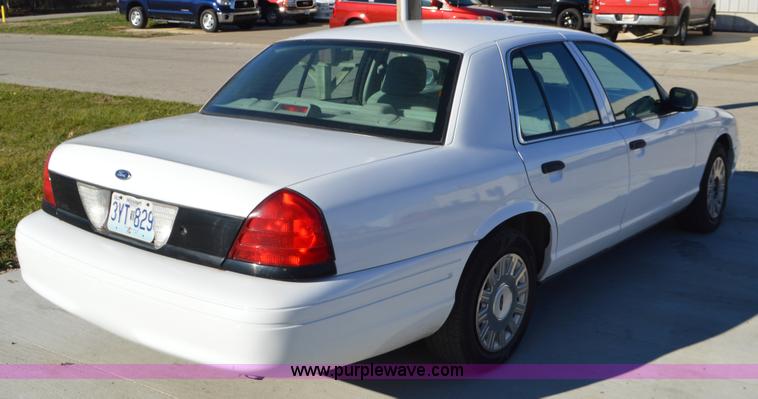 image for item I2752 2004 Ford Crown Victoria Police Interceptor