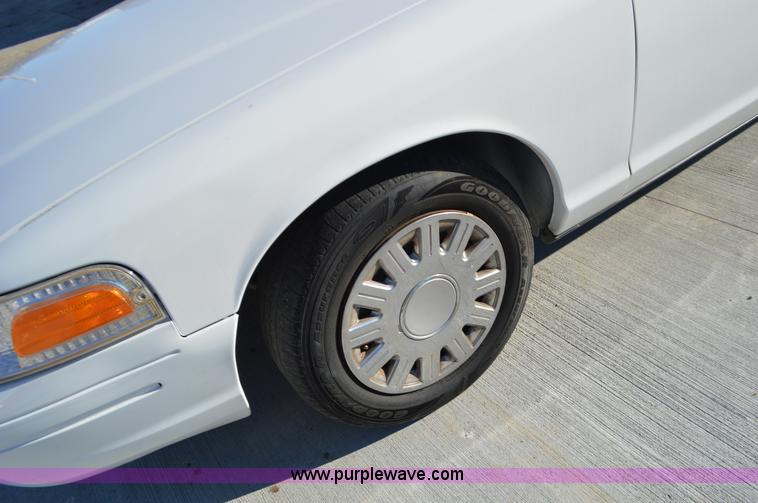 image for item I2752 2004 Ford Crown Victoria Police Interceptor