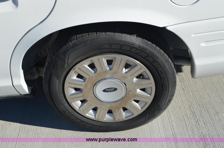 image for item I2752 2004 Ford Crown Victoria Police Interceptor