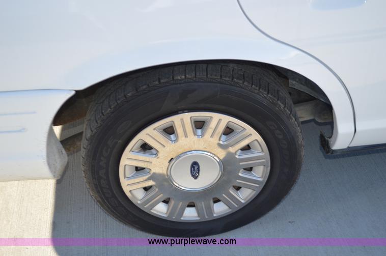 image for item I2752 2004 Ford Crown Victoria Police Interceptor