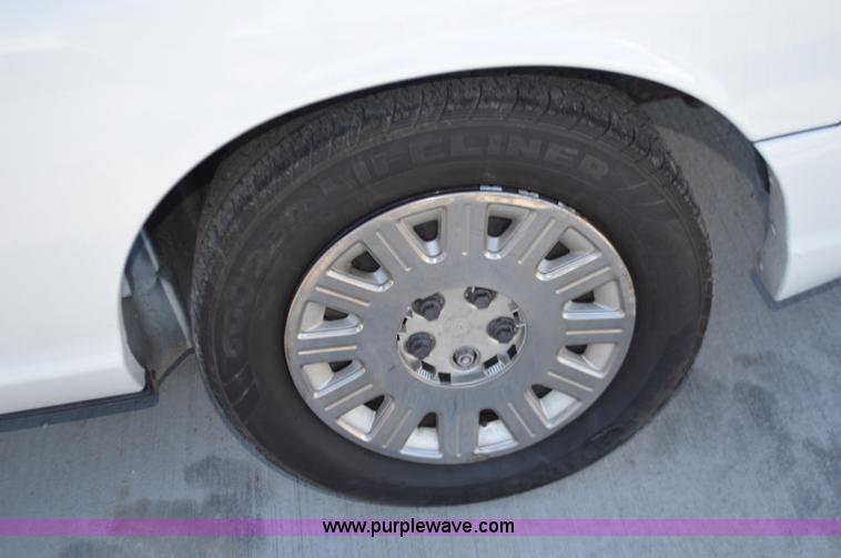 image for item I2752 2004 Ford Crown Victoria Police Interceptor